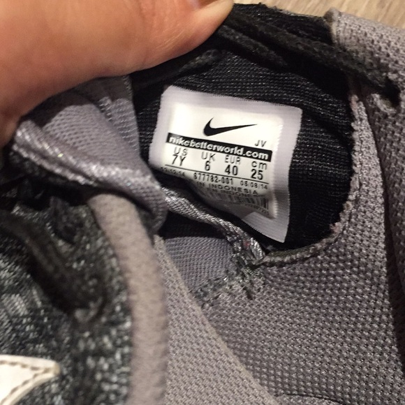 Nike Roshe One Sneakers - Picture 3 of 3